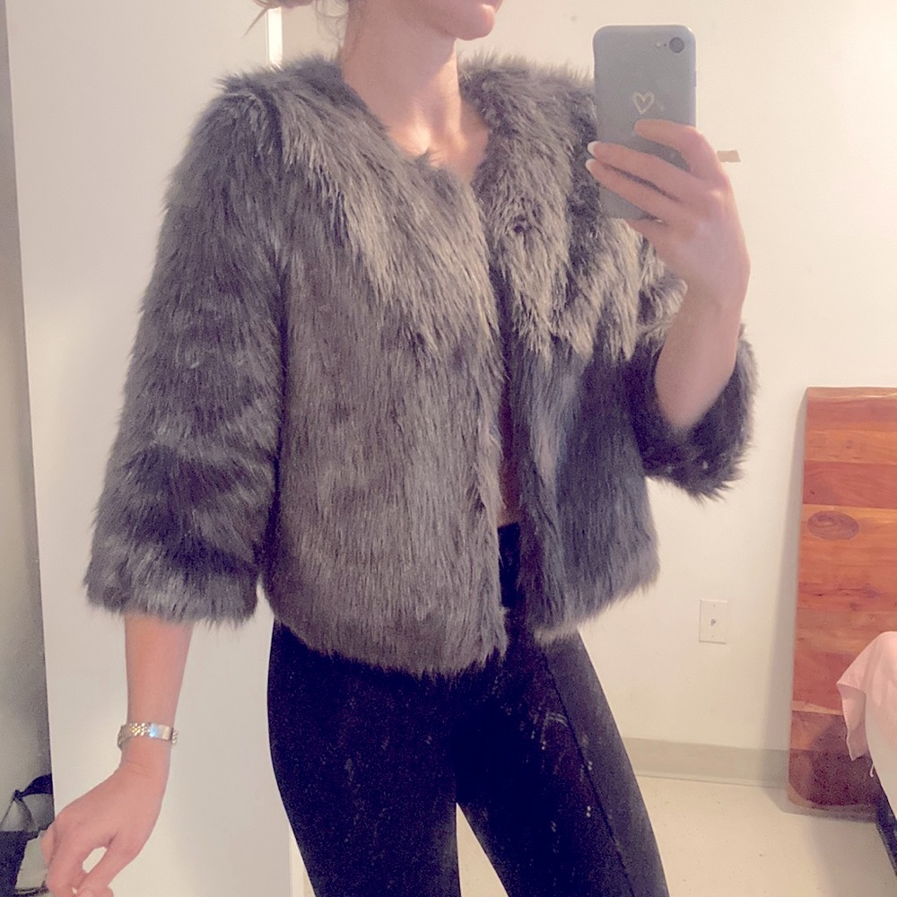 Cropped faux fur Forever 21 jacket with 3/4 inch sleeves. Grey. Size M